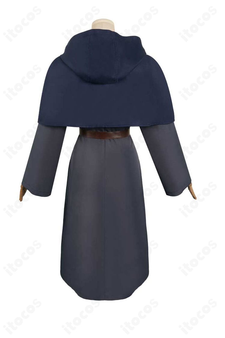 ダンジョン飯 ファリン・トーデン コスプレ 背面画像｜マントのドレープとバックシルエットを捉えた高忠実度ショット