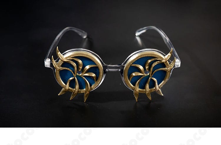 コスプレ用眼鏡の近接。フレーム形状でエミリー・ダイアーの知的な印象を再現。