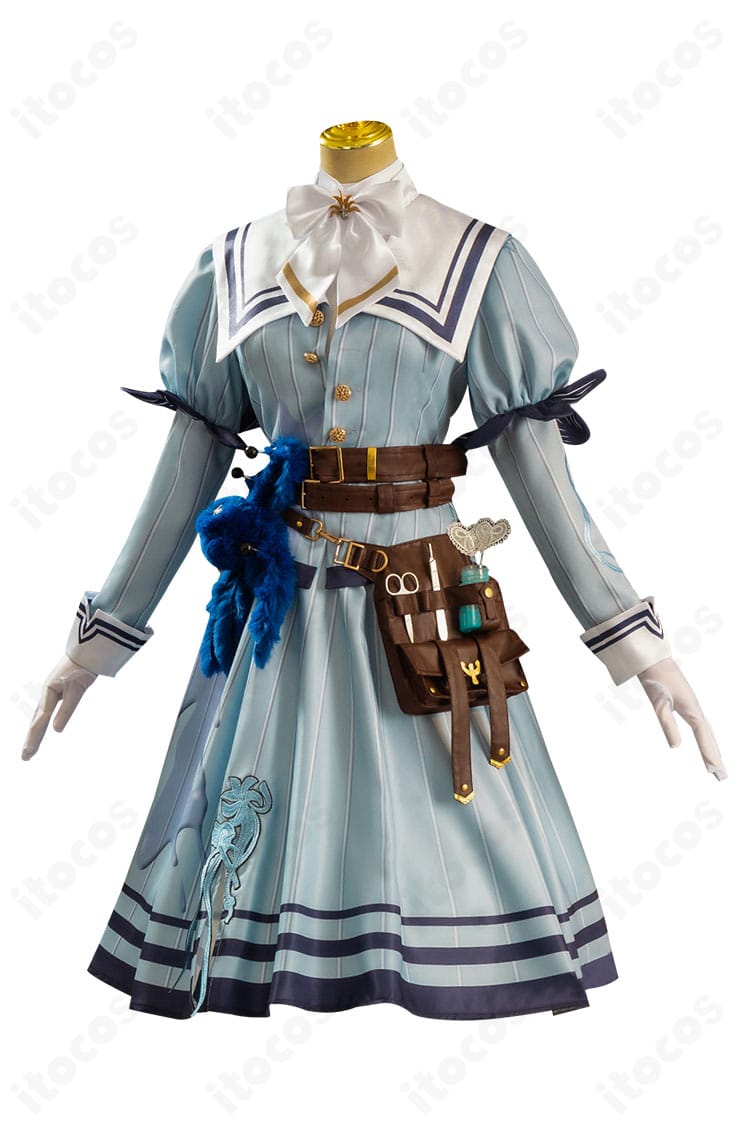 衣装の側面ビュー。袖口の意匠やベルト位置、腰飾りの立体感が確認できる角度。