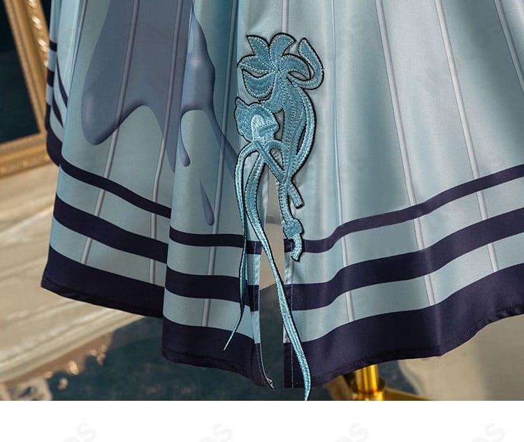 スカート裾の装飾ディテール。軽やかなドレープが動きのある表情を作る。