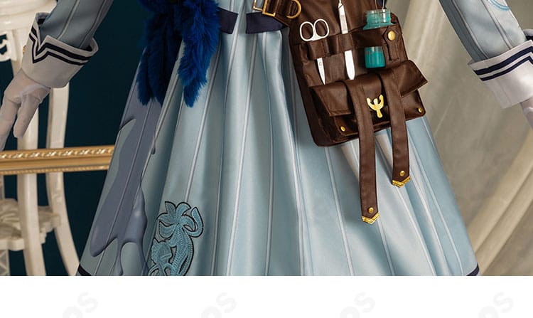 腰飾りのアップ。左右バランスを整える配置で全体コーデに統一感を付与。