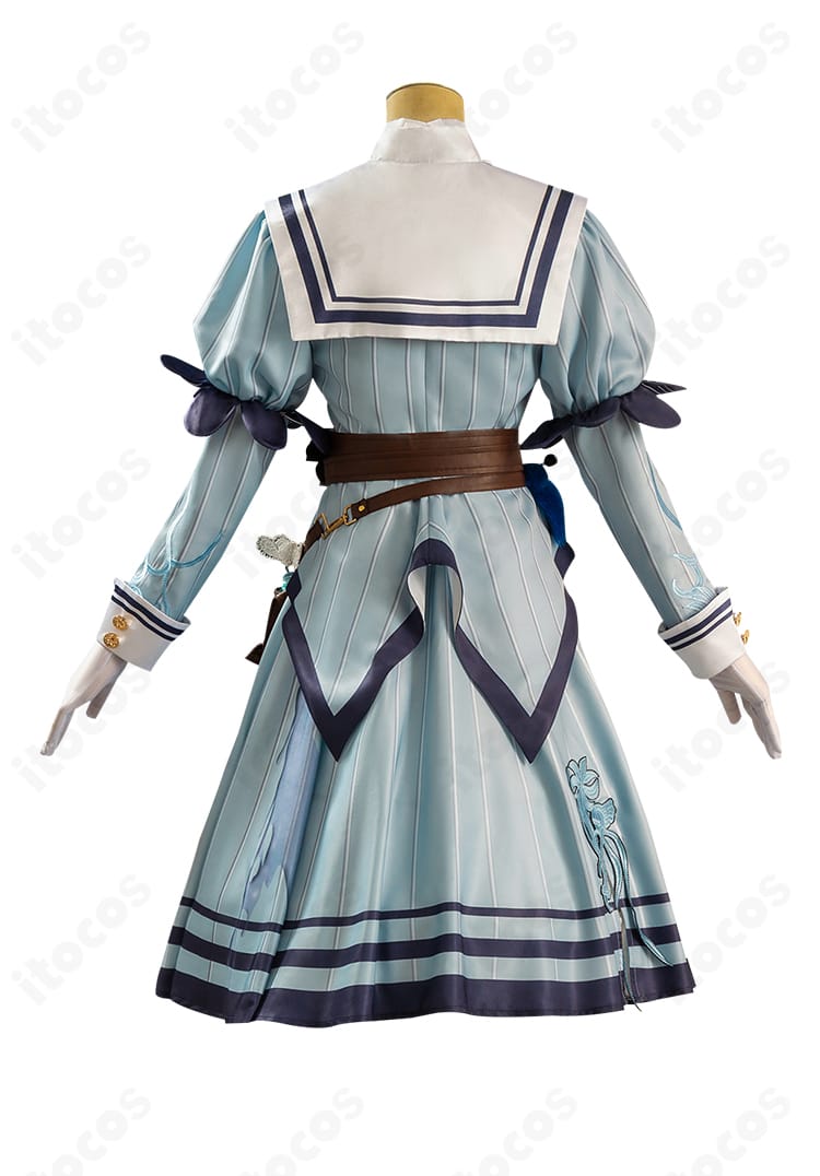 衣装の背面全体。背中の切り替えと装飾配置、スカートの落ち感を強調。