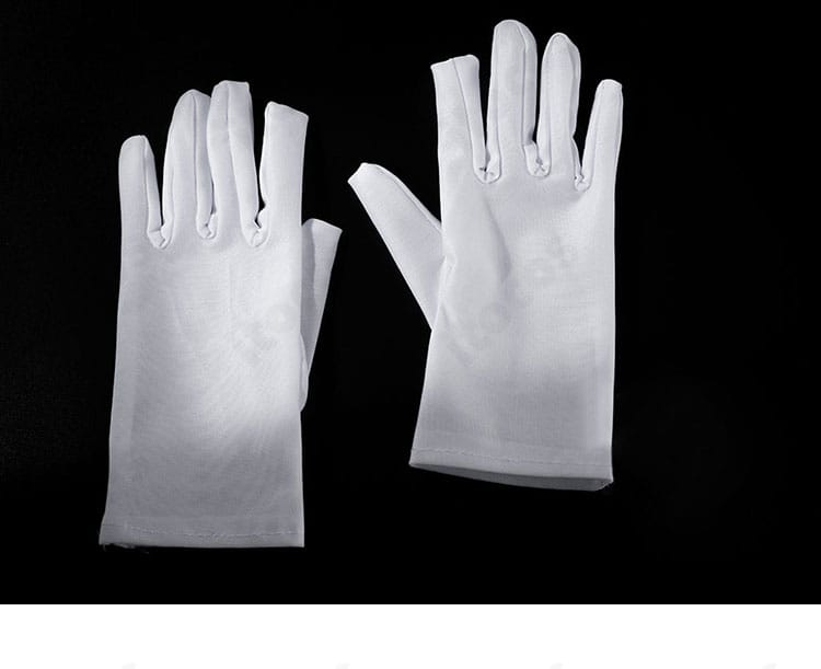 手袋のディテール。手首の装飾とフィット感で手元の所作を美しく演出。