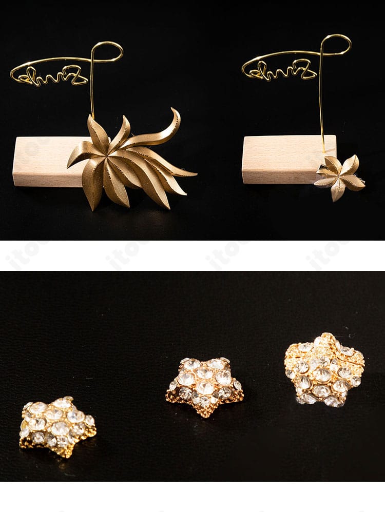 小物・アクセ一式のディテール。スカーフ、襟飾り、手袋など付属品の質感が分かる構図。