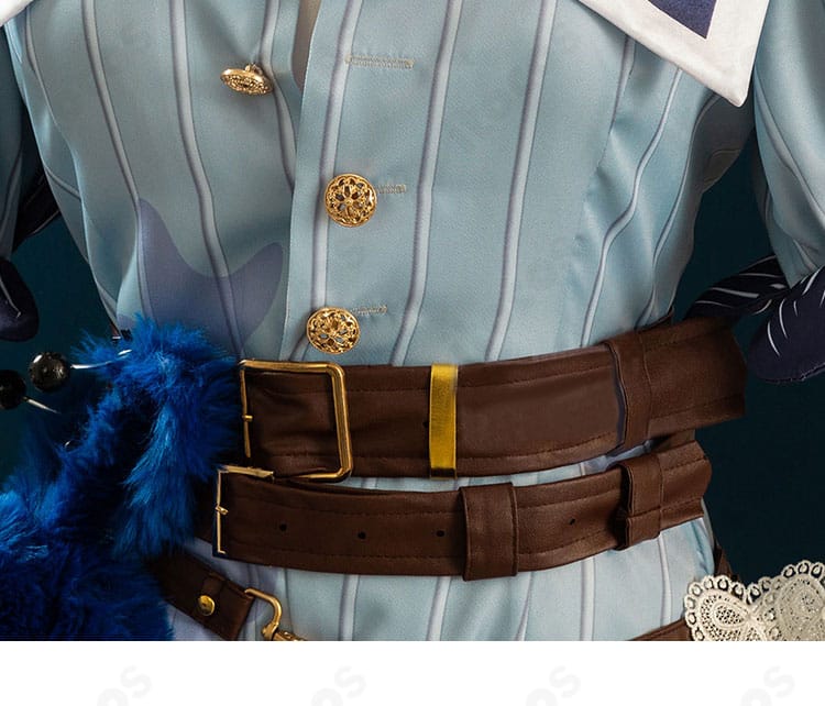 ベルト周りの意匠。金具とテクスチャで高級感を演出し、シルエットを引き締める。