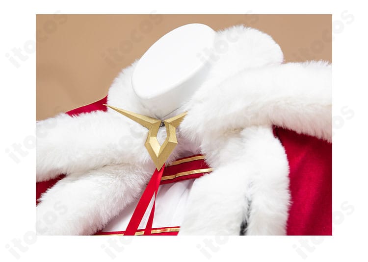 C.C. サンタ衣装の襟元装飾ディテール。ネックラインの飾りと留め具の形状が分かる接写。