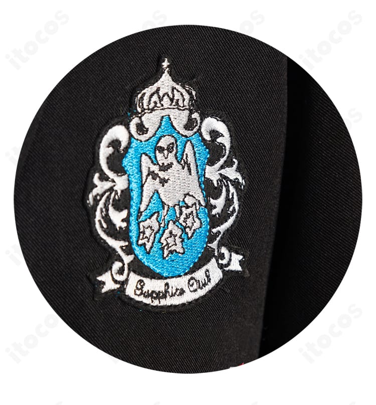 襟元アイコン装飾の接写。ロレンス・ブルーアーらしいポイントを丁寧に再現。