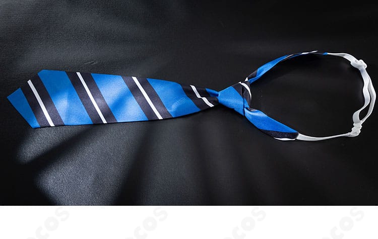 ネクタイの生地感とステッチの接写。キャラクター性を引き立てる落ち着いた質感。