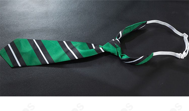 ネクタイアクセサリーの接写。細部にこだわった装飾で近距離撮影にも対応。