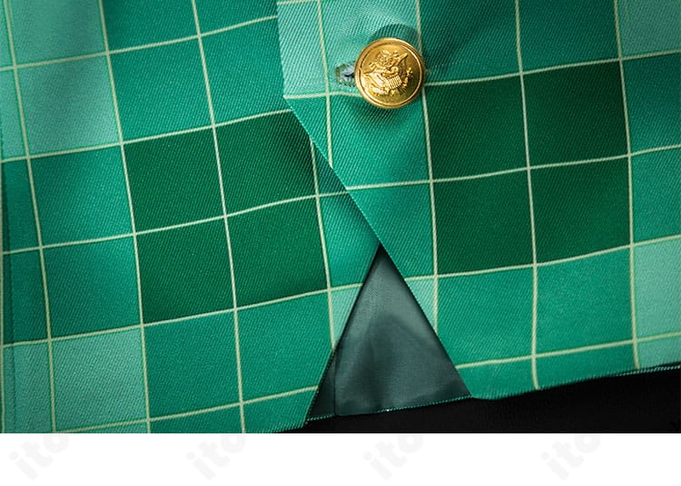 ボタン意匠のアップ。クラシックデザインと高級感のある質感で作品らしさを強調。