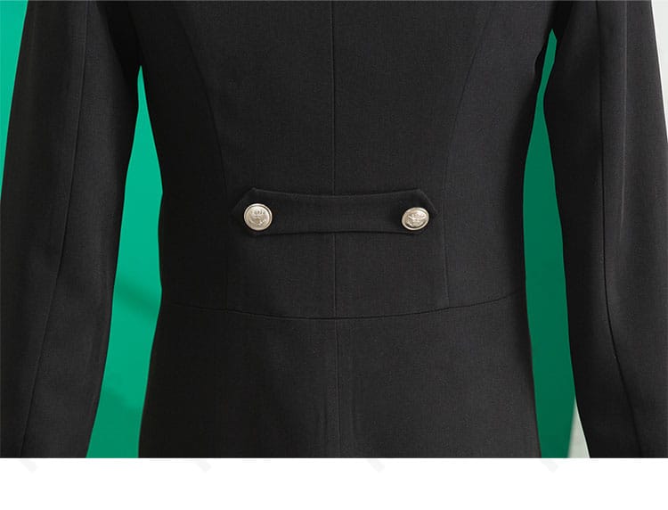 背面全体の縫製とラインを確認できる画像。精緻な作りと端正な仕上がり。