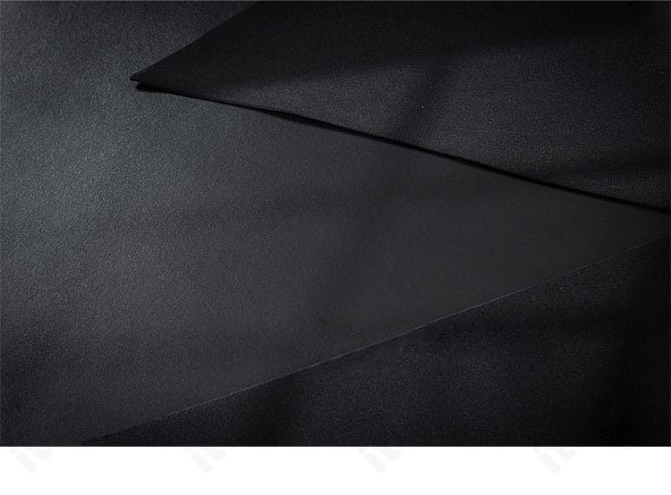 衣裾装飾のアップ。黒執事 エドガー・レドモンド制服の端正な意匠