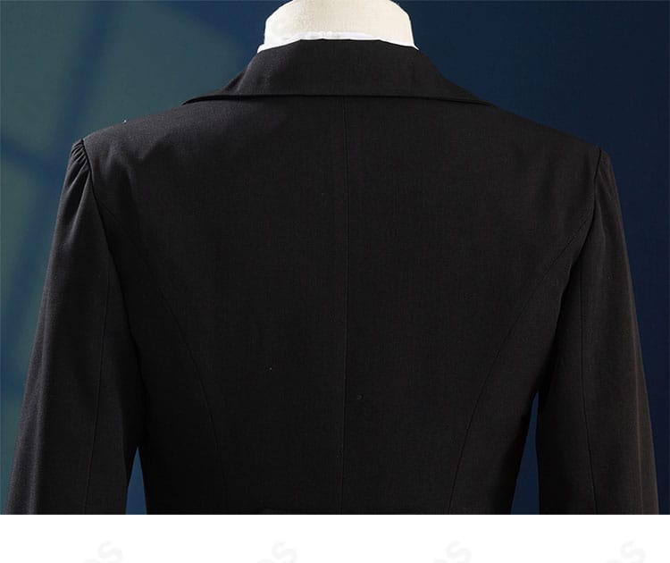 背面装飾のクローズアップ。コートのシェイプと装飾を忠実に再現