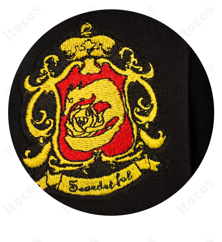 黒執事 エドガー・レドモンド衣装の前胸部飾りと紋章風ディテールのクローズアップ