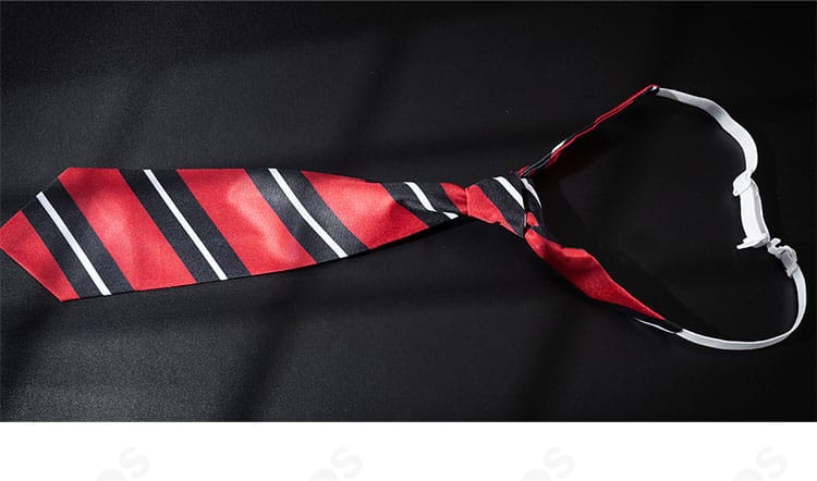 ネクタイデザインのクローズアップ。学園制服のフォーマルさを表現