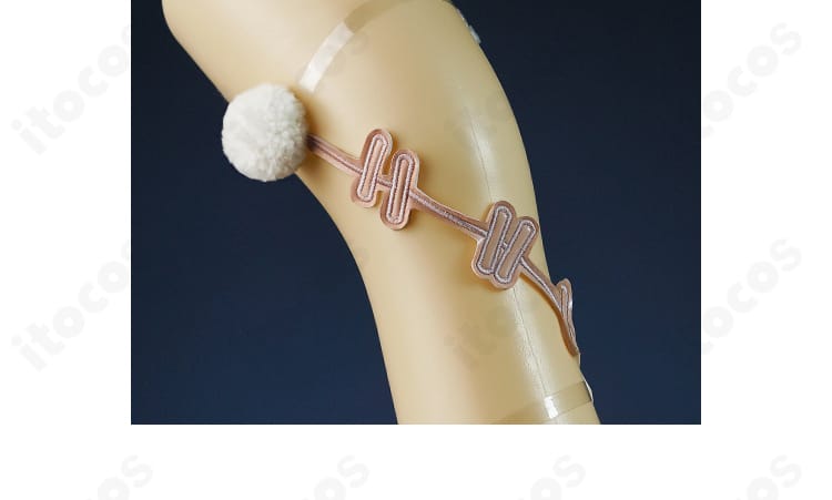 シックス コラボ衣装の付属アクセサリー、太もも飾りの近接。留め位置と質感を説明。