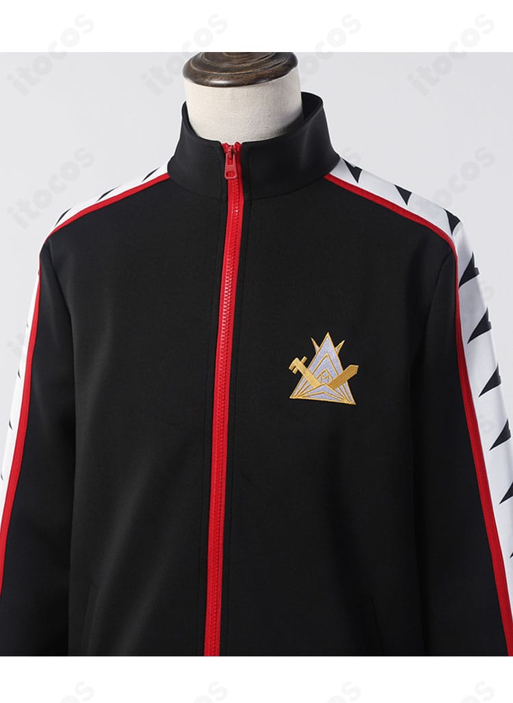 ジャージ前面の装飾詳細。胸元のエンブレム風ディテールやパッチの質感が分かるクローズアップ