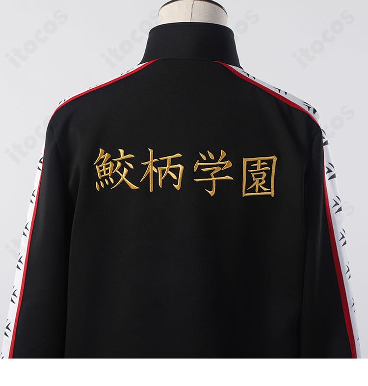 ジャージ背面の装飾クローズアップ。背中の意匠とステッチの仕上がりを確認できる画像