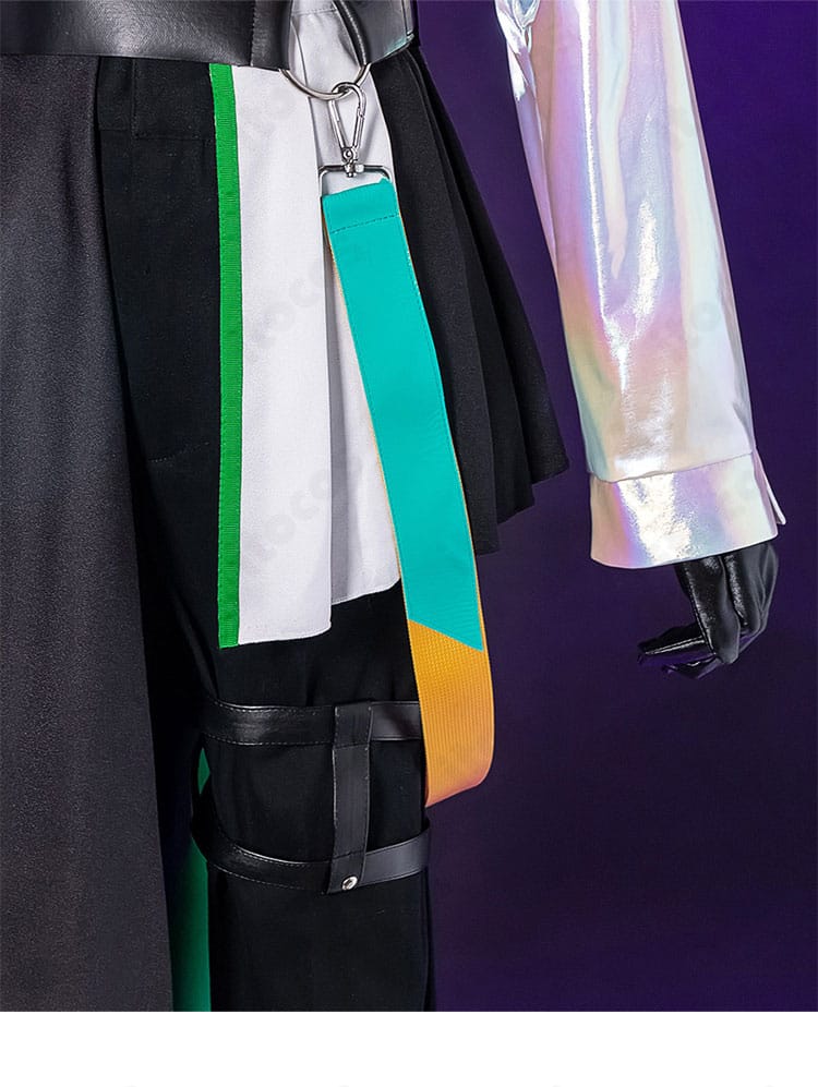 サイバーパンクデッドボーイ衣装の脚部と袖口のディテール。ベルトや裾の仕上げをクローズアップ。