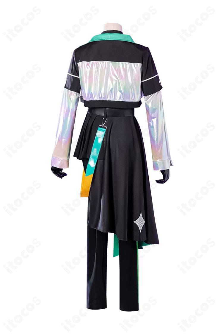 草薙寧々コスの背面全身。コートのラインと腰布、後ろ側の装飾バランスを確認できる画像。