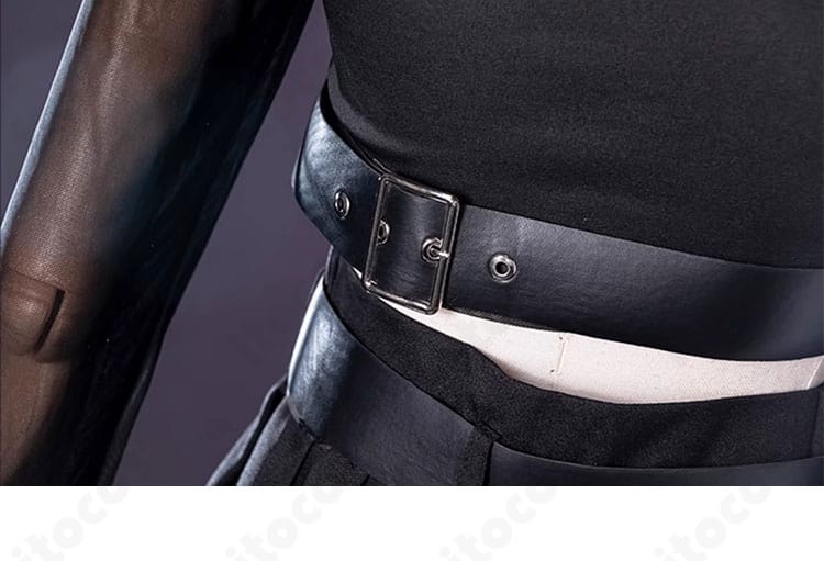 コスプレ衣装の腰ベルト装飾ディテール。金具とベルトホールの配置が分かる接写。