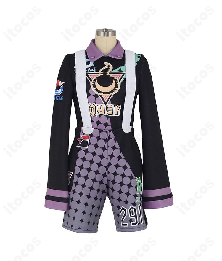 オニオン コスプレ衣装 正面全身。直線的なラインと配色が映えるユニフォーム風トップスとショートパンツのシルエットがわかるカット。