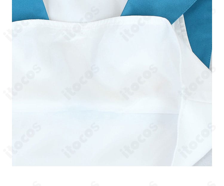 襟元の装飾パーツとステッチワークのアップ