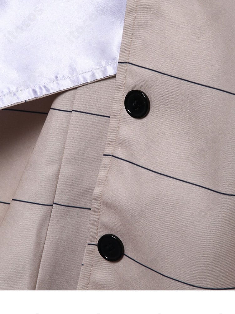 シュエン衣装のボタン装飾アップ。立体感ある意匠と質感が伝わるカット。