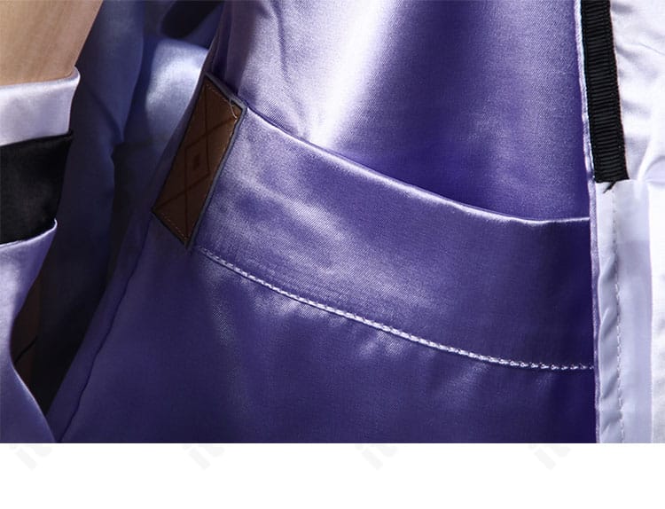 シュエン衣装のポケット周辺。フラップ形状と縫製ラインが見えるディテール写真。