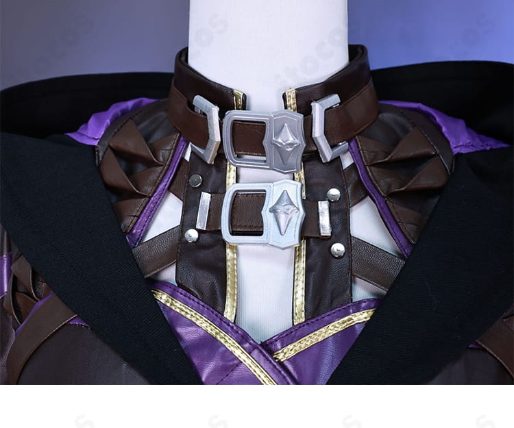 闇夜の潜行 戦闘服の襟元装飾ディテール。金具・縁取り・ステッチの質感を示すクローズアップ