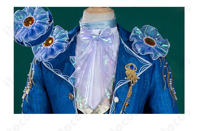 全体装飾の寄り。胸飾り・肩飾り・スカーフの質感と配置が分かる画像