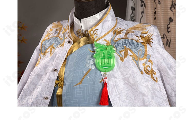 襟元の装飾クローズアップ。斜襟の重なりと縁取りの配色、ステッチの精度が確認できる。