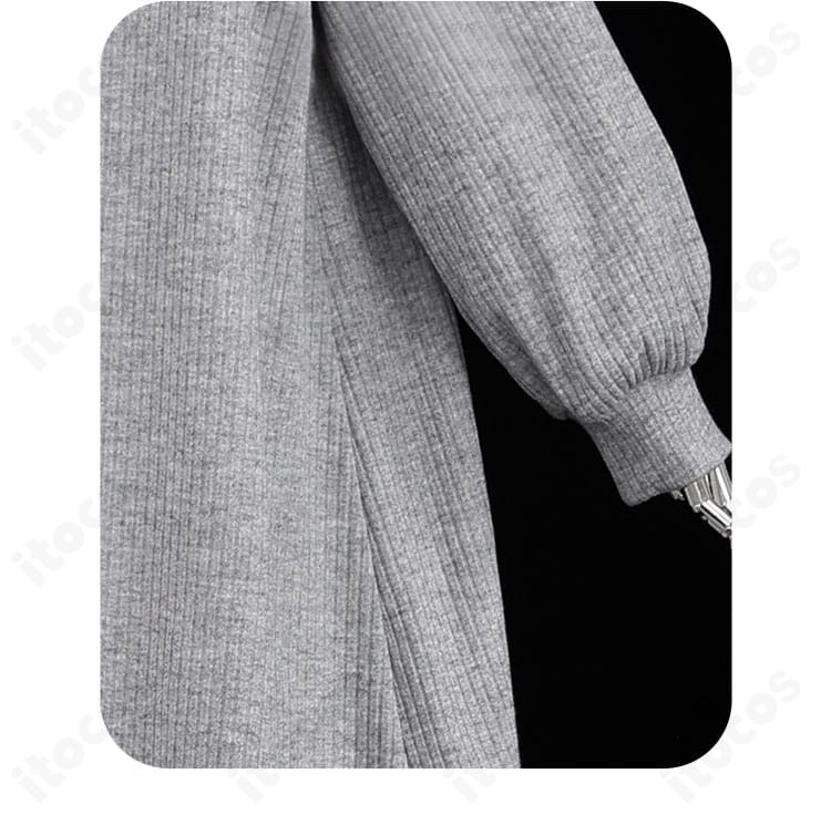 袖口装飾のクローズアップ：袖の意匠と縫製の仕上がりを示すディテール。