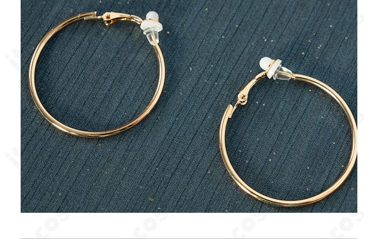 パンティ・アナーキー衣装 付属ネックレスのディテール。高級感のある光沢と形状で全体を引き締める。