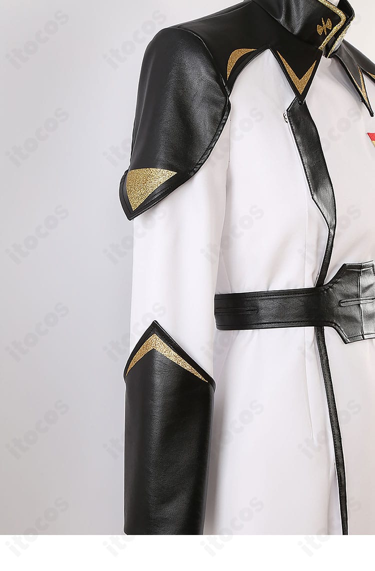 イザーク・ジュール軍服コスの右肩装飾アップ。精密な刺繍とエッジの硬派な表情を強調。