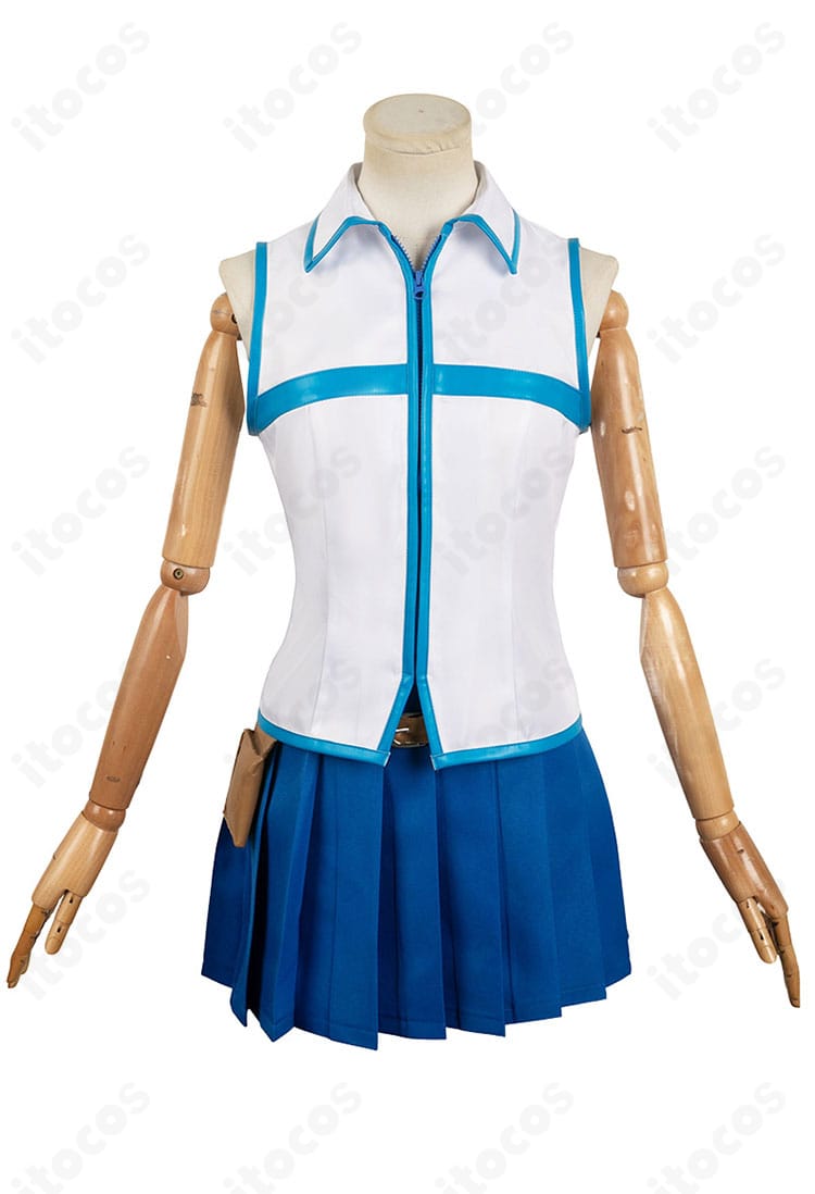 ルーシィ・ハートフィリア衣装の正面。青×白のトップスとスカート、刺繍ディテールが映えるデザイン。