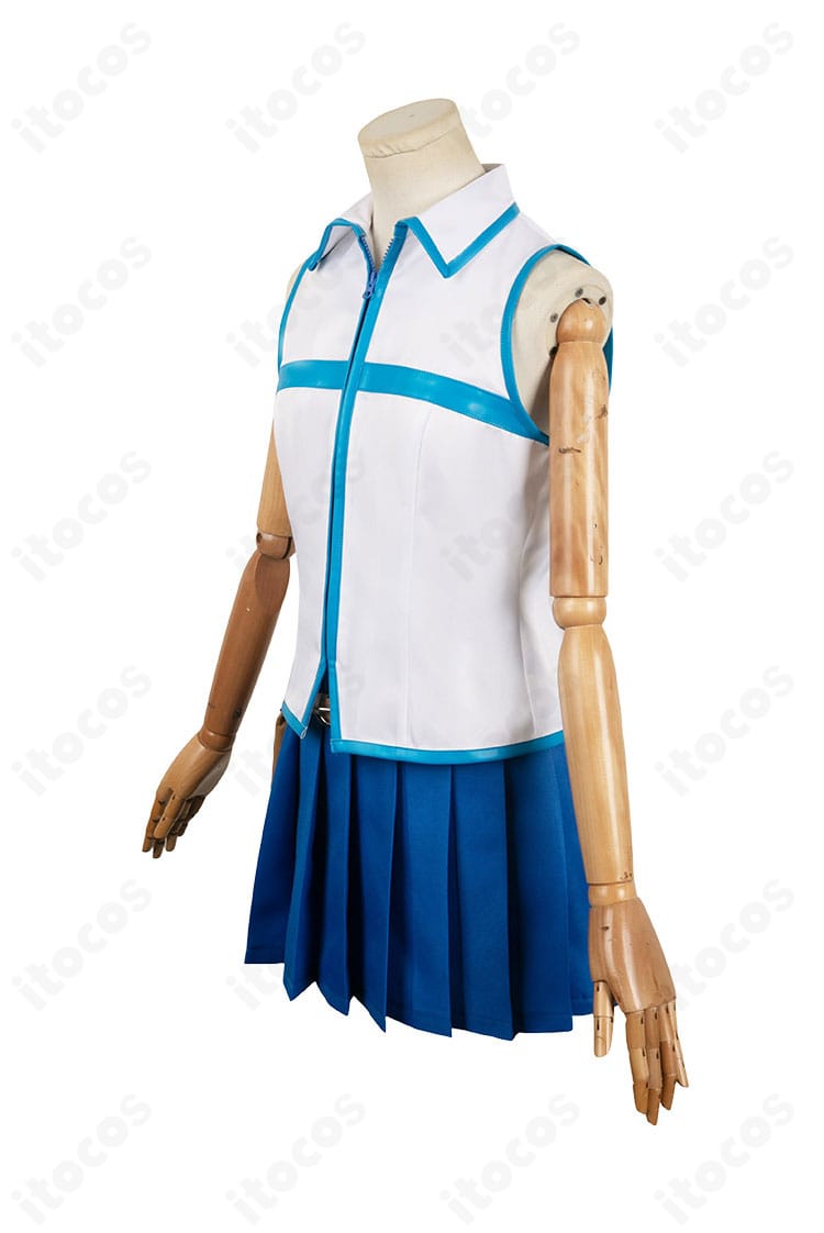 ルーシィ・ハートフィリア衣装の側面。体のラインを整えるシルエットとベルト位置のバランスが分かる角度。