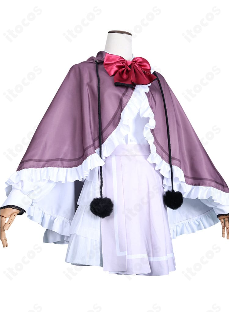 ねり衣装の右側面。髪飾りの形状と靴下の配色バランスが確認できる写真。