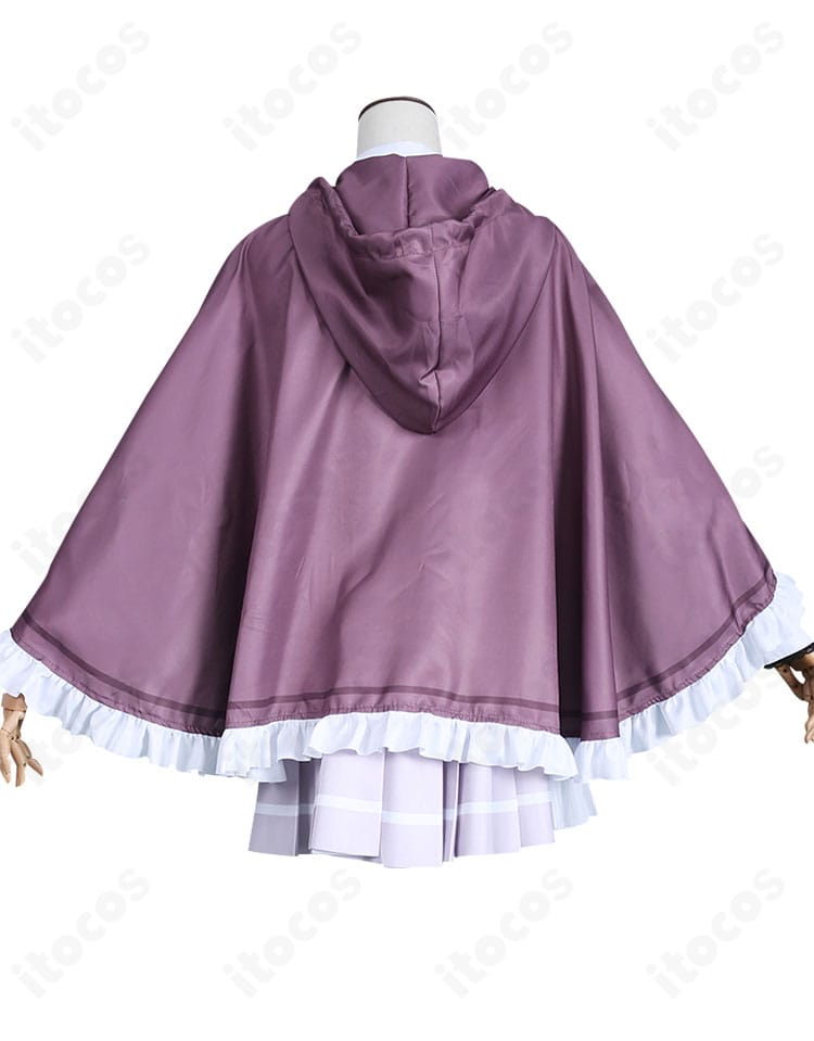 ねり衣装の背面。マントの落ち感と背面デザイン、シャツのラインが際立つ構図。