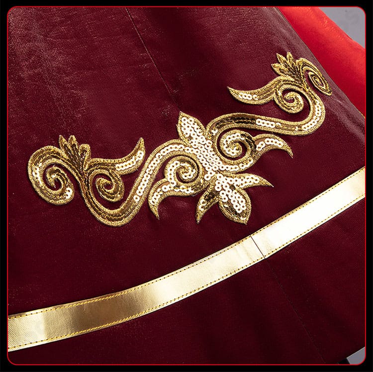 背面裾の装飾パーツを強調。レイヤード感と重厚なデザイン性を伝えるディテール画像。