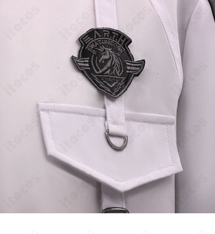 恋と深空 セイヤ コスプレ衣装の左胸ロゴアップ。Evol特殊部隊の象徴をクリアに再現。