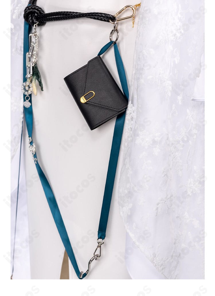 ウエスト周りの装飾ディテール。ベルト配置とドレープの見え方を示す画像