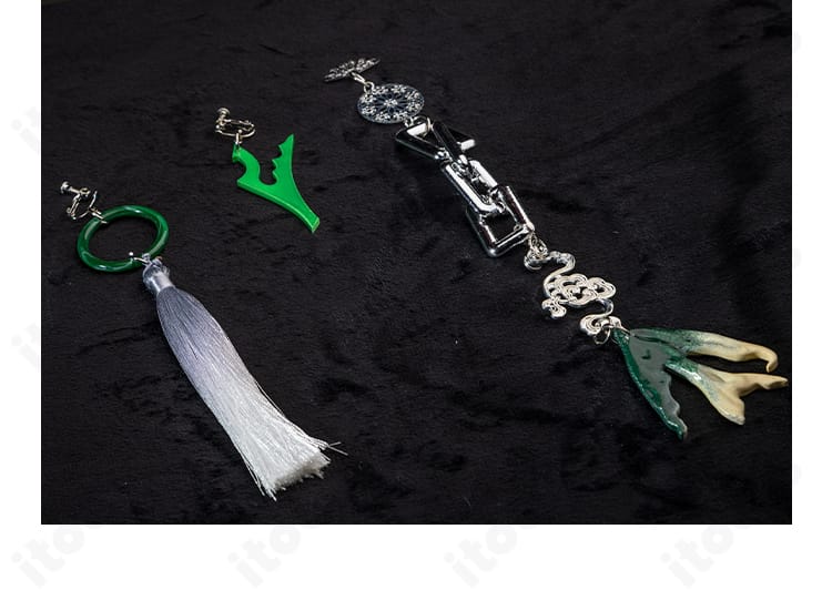 腰間アクセサリーの配置。ポーチとチェーンの実装状態が分かる画像