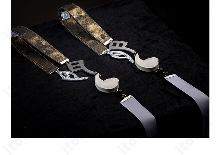 背飾りのディテール。装飾パーツの形状と取り付け方法を示す画像