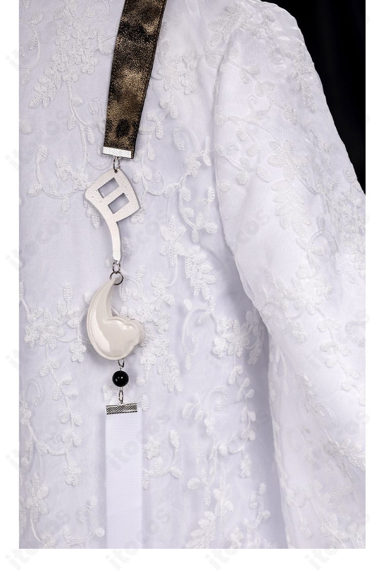 右肩帯装飾の背面ディテール。取り付け位置と補強縫いが確認できる画像