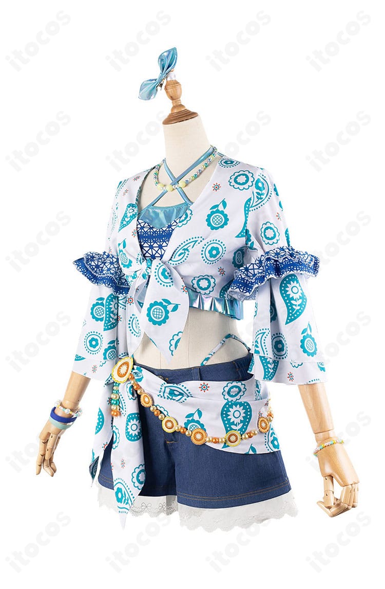 左側面のディテール。腰布の落ち感と太もも飾りの位置関係を捉えたカット。