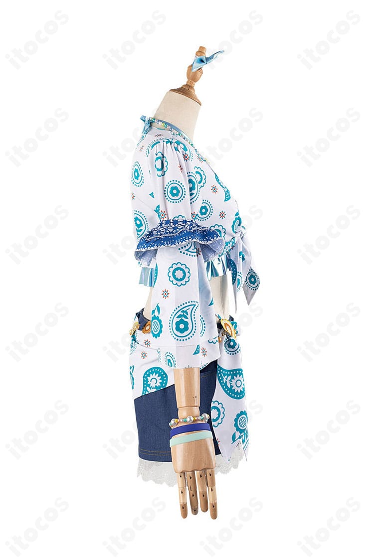 右側の腰飾りと腕飾りのアップ。立体感ある装飾で夏めきペインの雰囲気を強調。