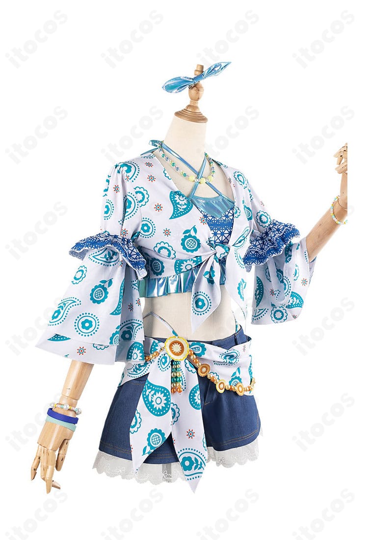 衣装の側面シルエット。ショートパンツと腰布の流れ、ステージ映えするラインを確認できるアングル。