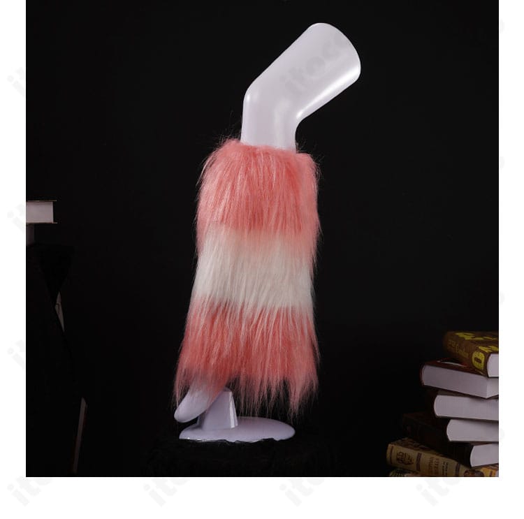 レッグアクセサリーと靴下のディテール（太もも飾りとレッグカバーの質感）