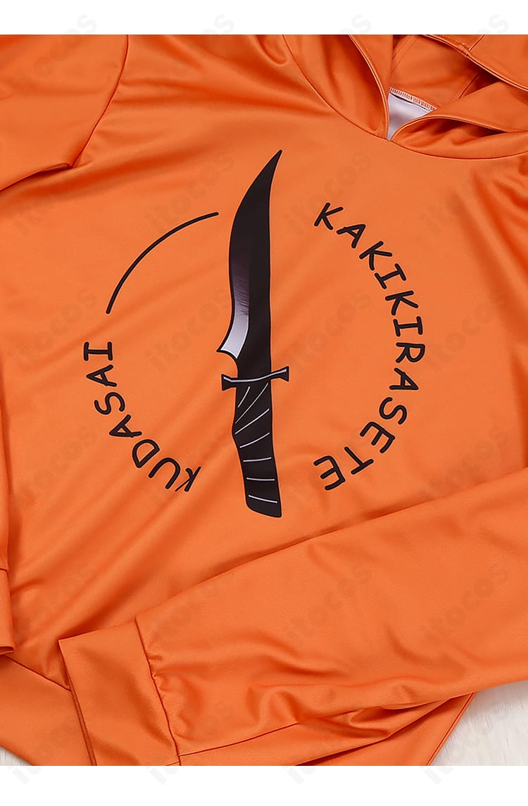 装飾クローズアップ：バッジ風パーツや刺繍モチーフの質感、ステッチワークなど細部の意匠を示す拡大画像。